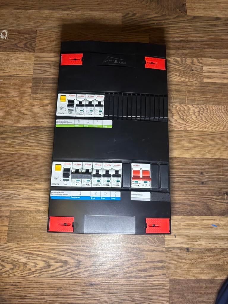 Attema meterkast1 fase met 2 aardlekschakelaars en 8 groepen, Ophalen of Verzenden, Zo goed als nieuw, Schakelaar
