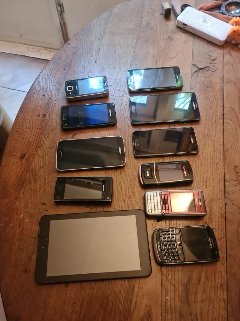 Partij van 11 telefoons en 1 tablet, Ophalen of Verzenden