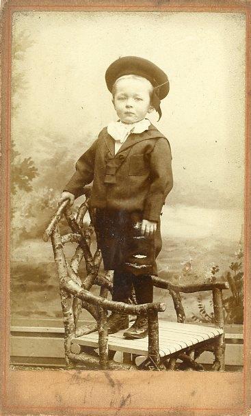 CDV – Kleine jongen op stoel, A.C. CORDES LEIDEN (PH050), Verzamelen, Foto's en Prenten, Gebruikt, Verzenden, Foto, Voor 1940