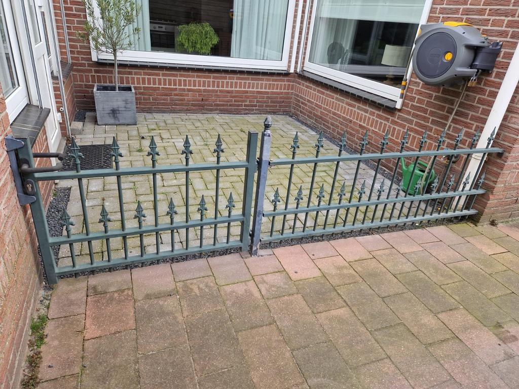 Sierlijk ijzeren hekwerk met poortje, Met poort, Gebruikt, Ophalen of Verzenden, Sierhekwerk