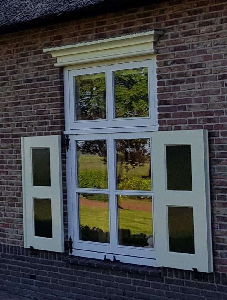 Hardhouten kozijn incl dubbel glas & koperen beslag + luiken, Gebruikt, Raamkozijn, 150 tot 225 cm, Inclusief glas