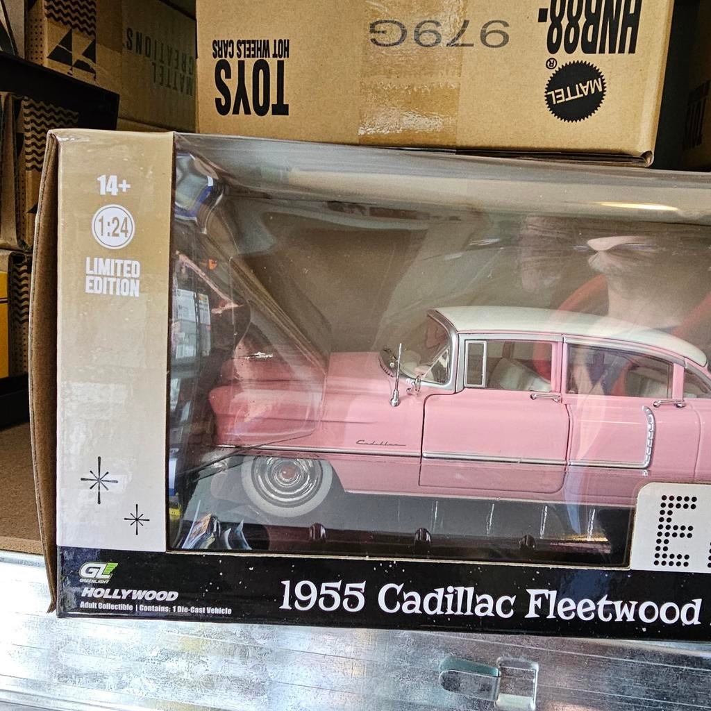 Elvis Presley 1955 Cadillac Fleetwood Series 60 - Roze, 1000 Performance Dr, Indianapolis, IN 46240, USA, Nieuw, Ophalen of Verzenden