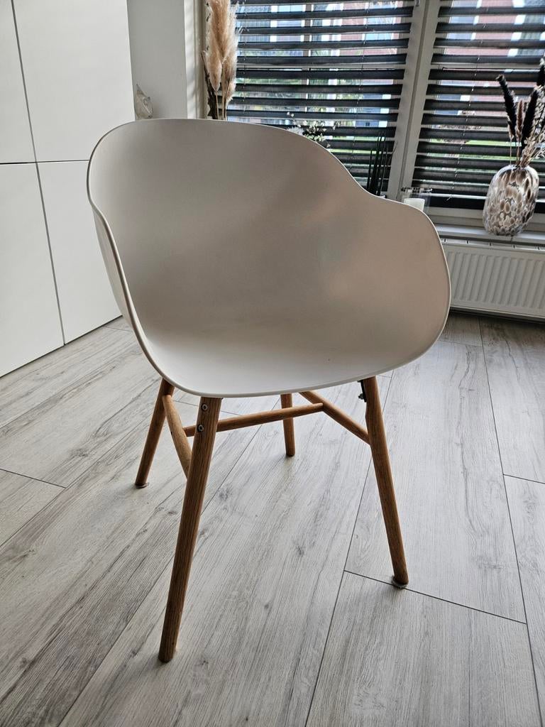 Witte kuipstoelen met houten onderstel en grijze kussens, Ophalen, Gebruikt, Modern, Scandinavisch, Wit