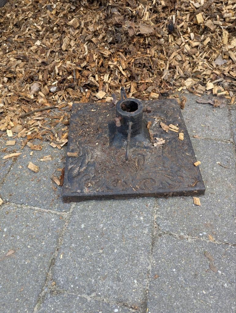 Mooi bewerkte gietijzeren parasolvoet, Ophalen, Gebruikt, Parasolvoet