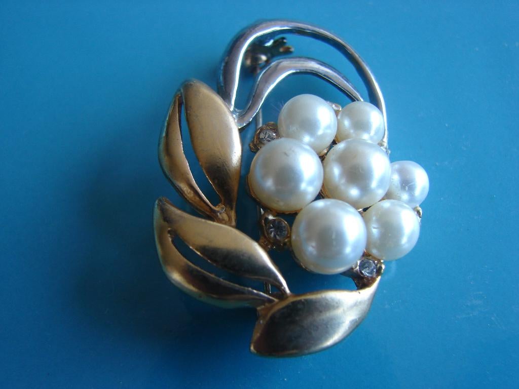 Vintage j70 broche met faux parels zilver en goudkleurig., Overige materialen, 4 tot 7 cm, Overige kleuren, Ophalen of Verzenden