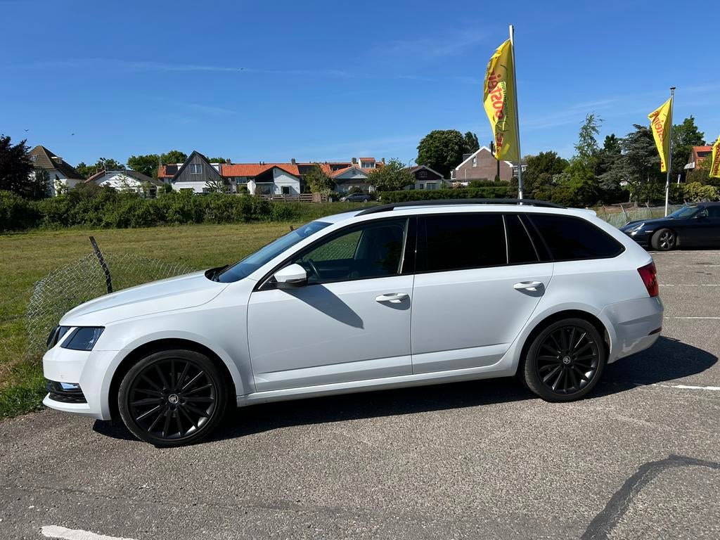Skoda Octavia 1.0 TSI Greentech 115pk Dsg-7 2019 Wit, Auto's, Stof, Zwart, Wit, Origineel Nederlands
