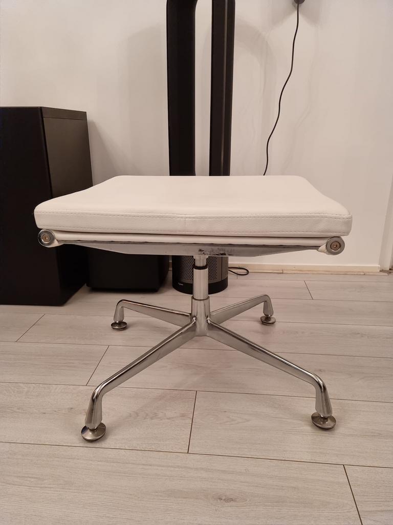 Stijlvolle witte poef/voetenbank met chromen onderstel, Vierkant, Leer, Ophalen of Verzenden, Zo goed als nieuw