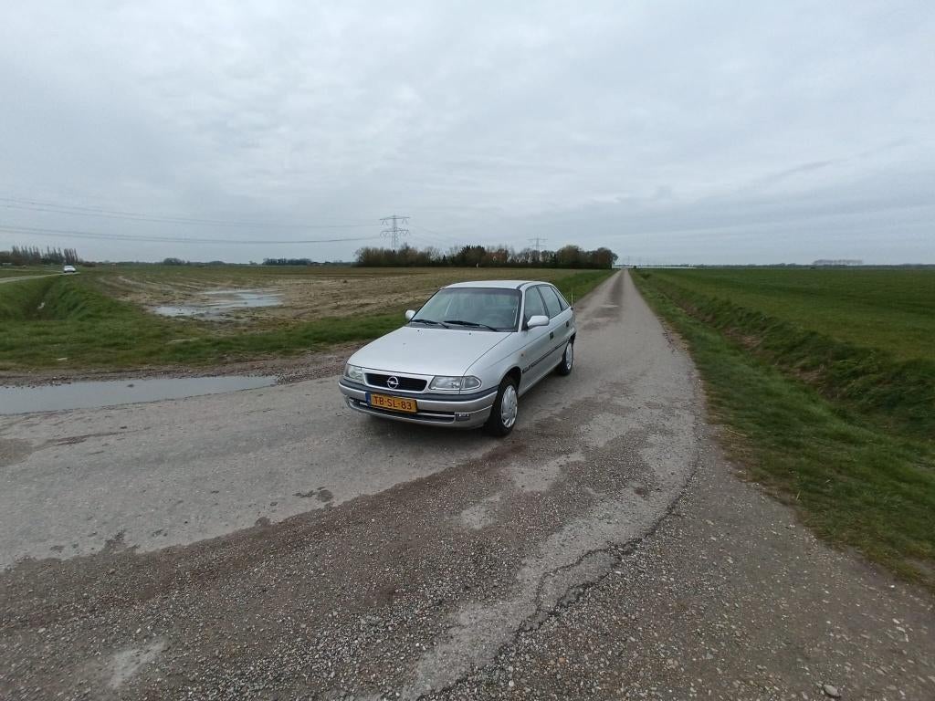 Opel Astra 1.6 I AUT 1998 Grijs, Auto's, Stof, 74 pk, 4 cilinders, Origineel Nederlands
