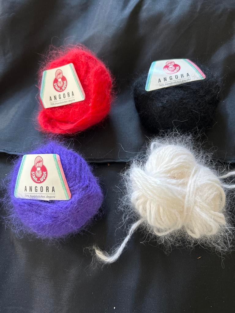 Angora wol in rood, zwart, paars en wit, Ophalen of Verzenden, Gebruikt, Breien of Haken, Wol of Garen