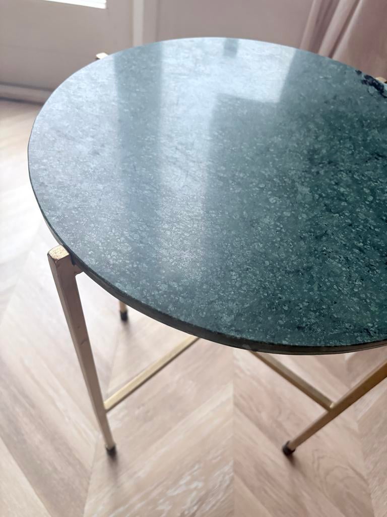 Bijzettafel groen natuursteen blad met messing onderstel, Huis en Inrichting, Tafels | Bijzettafels, Overige materialen, Minder dan 55 cm
