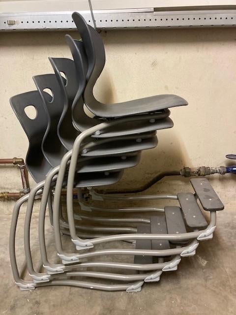 Te Koop : mooie partij stapelstoelen, Ophalen, Kunststof, Zo goed als nieuw, Grijs