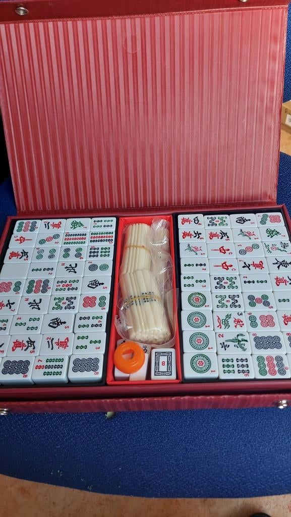 Mahjong spel in rode koffer - Compleet en in goede staat, Drie of vier spelers, Ophalen of Verzenden, Gebruikt, Onbekend