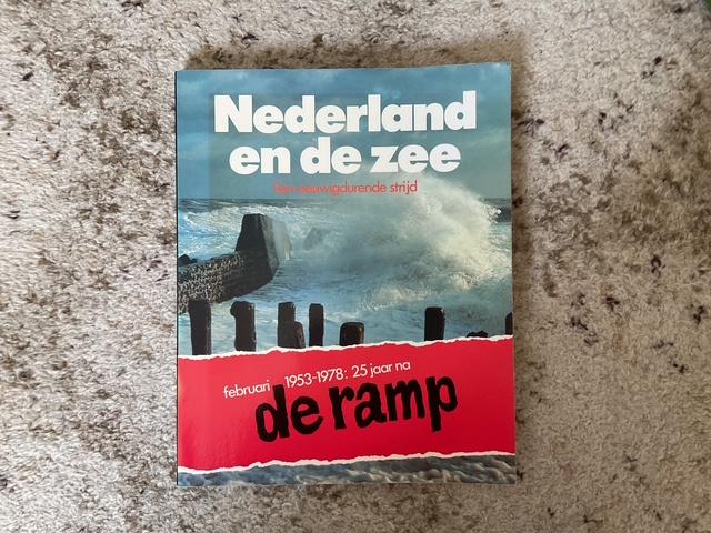 boek Nederland en de zee, 25 jaar na de ramp, Boeken, Geschiedenis | Stad en Regio, Ophalen of Verzenden, Zo goed als nieuw, Koen Aartsma