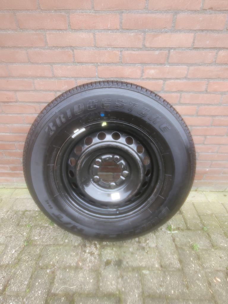 Reservewiel Toyota Tundra met nieuwe band, Ophalen