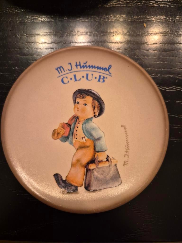 M.J. Hummel Club onderzetter met jongen, Antiek en Kunst, Antiek | Porselein, Ophalen of Verzenden