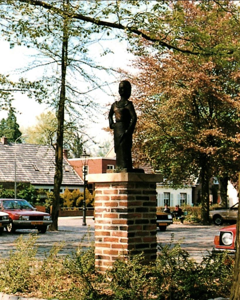 18467	Bredevoort	80+ Gld	Standbeeld	Hendrikje Stoffels, Ophalen of Verzenden, 1980 tot heden, Ongelopen, Gelderland