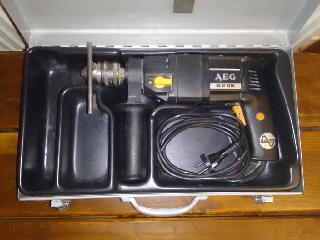 Aeg elektrische boormachine compleet met toebehoren, Zo goed als nieuw, Variabele snelheid, 400 tot 600 watt, Ophalen