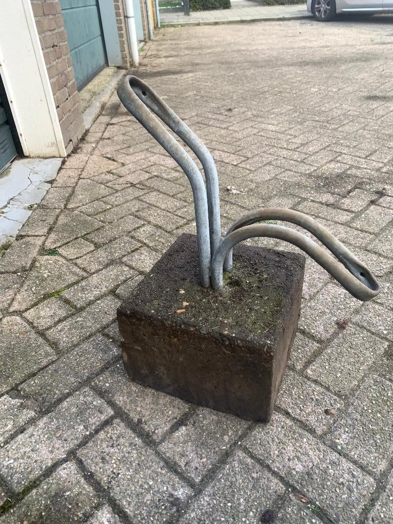 Fietsenbeugel met betonblok, Fietsen en Brommers, Fietsaccessoires | Fietsenrekken, Ophalen, Gebruikt
