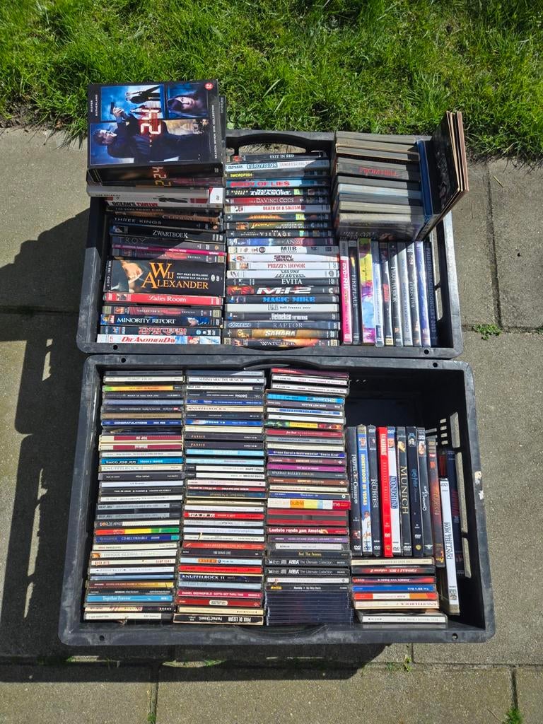 Grote collectie cd's en dvd's in 2 kratten, Ophalen, Gebruikt