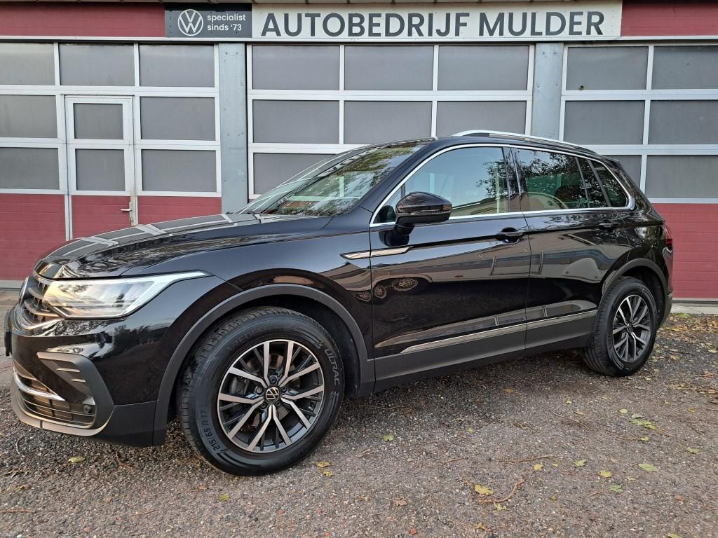 Volkswagen TIGUAN 1.5 TSI 130 Pk Highline Bs Alcantara Ecc N, 4 cilinders, Met garantie (alle), Zwart, Handgeschakeld