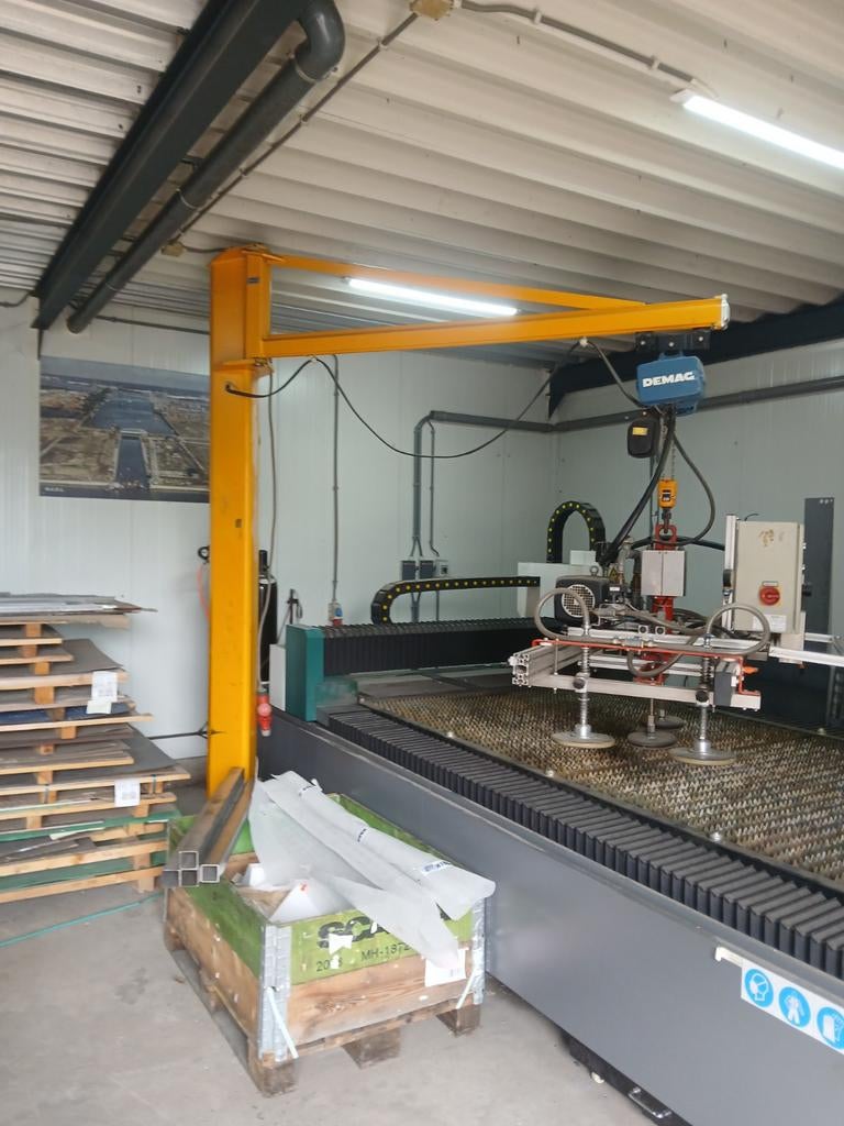 Kolomzwenkkraan Demag met zwenkarm, Ophalen