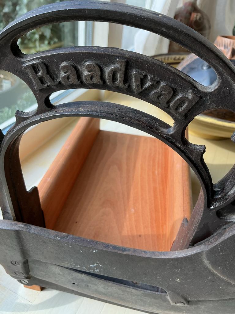 Antieke Raadvad broodsnijder met nieuwe houten bak, Ophalen