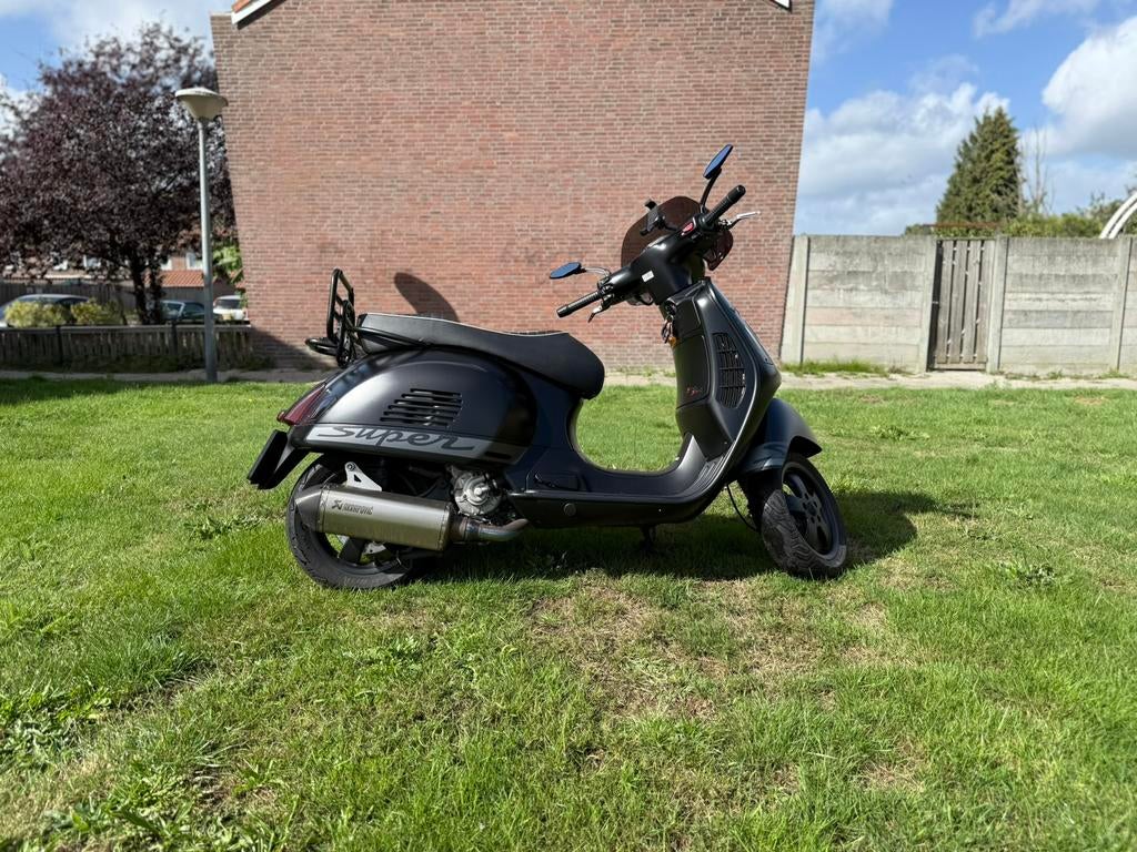 Vespa gts 300 . 2012 mat zwart 20.260 km akraprovic uitlaat, Particulier, Scooter