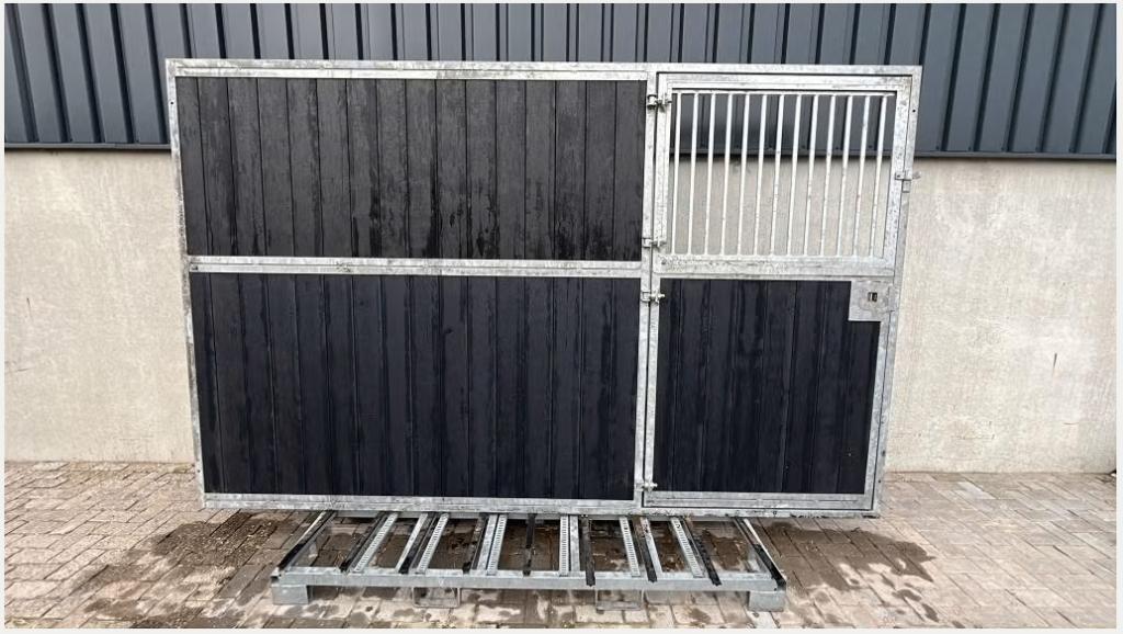Voorwand met deur rechts | 3500 x 2200 mm. | B-Keuze, Weidegang, 4 paarden of pony's of meer