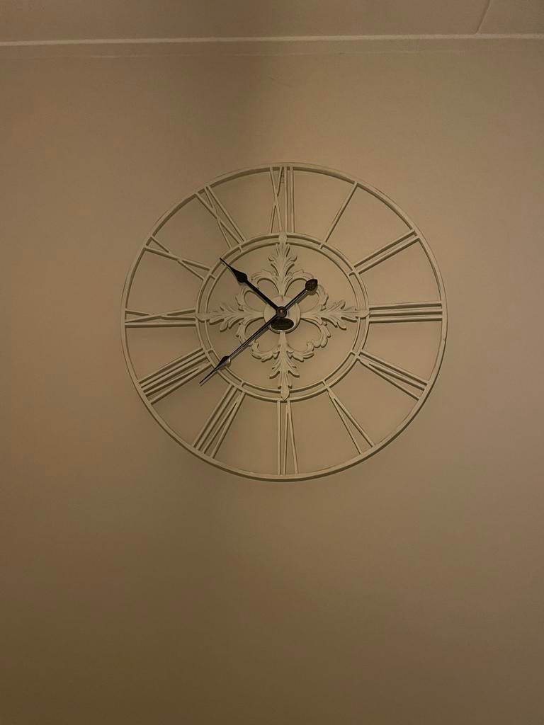 Riverdale wandklok met romeinse cijfers, Huis en Inrichting, Woonaccessoires | Klokken, Ophalen of Verzenden, Zo goed als nieuw