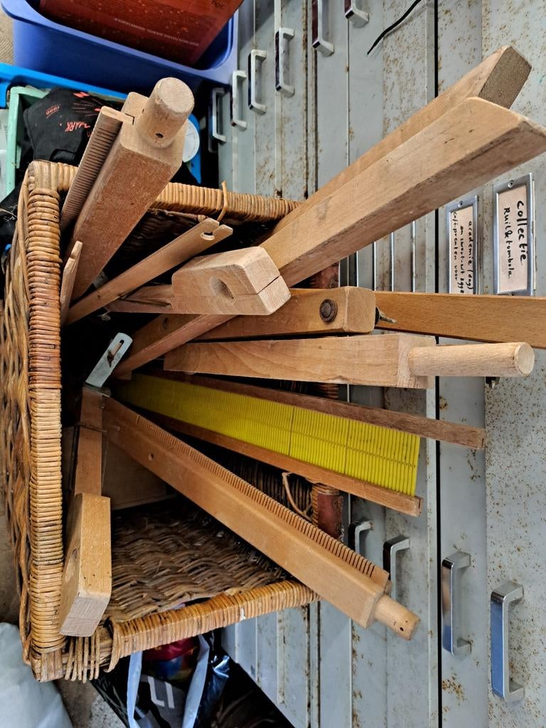 Houten onderdelen voor weefgetouw in mand, Ophalen of Verzenden, Overige typen