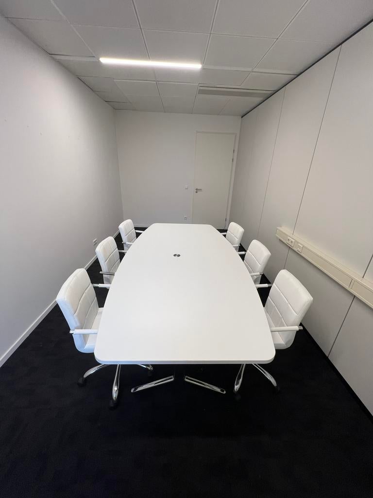 Vergadertafel Ahrend wit 240x120 Chroom onderstel, Zakelijke goederen, Bedrijfs Onroerend goed, Koop, Bedrijfsruimte