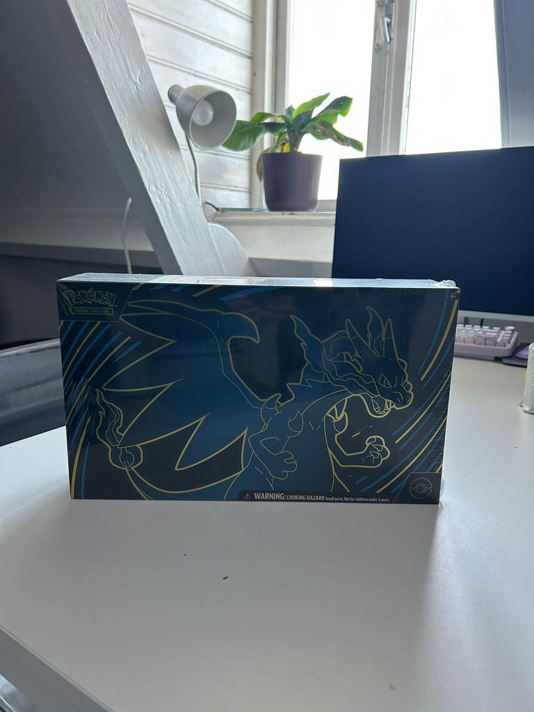 Charizard Ultra Premium Collection, Hobby en Vrije tijd, Verzamelkaartspellen | Pokémon, Ophalen, Nieuw