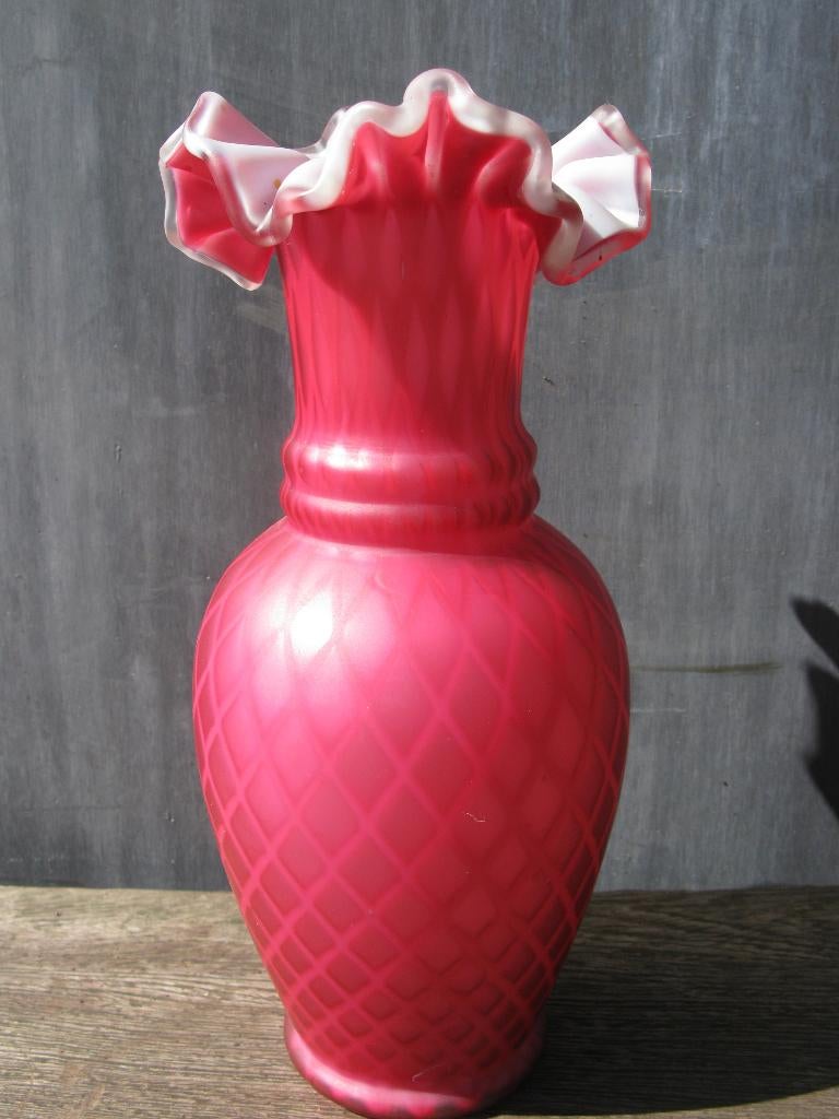 VAAS GLAS "CRANBERRY SATIN" ANTIEK  1920, Ophalen of Verzenden