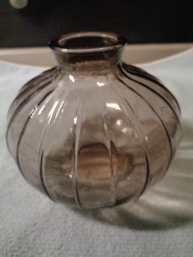 9.5 cm hoog art deco roze glas vaas omvang 34 cm, Overige kleuren, Nieuw, Ophalen of Verzenden, Glas