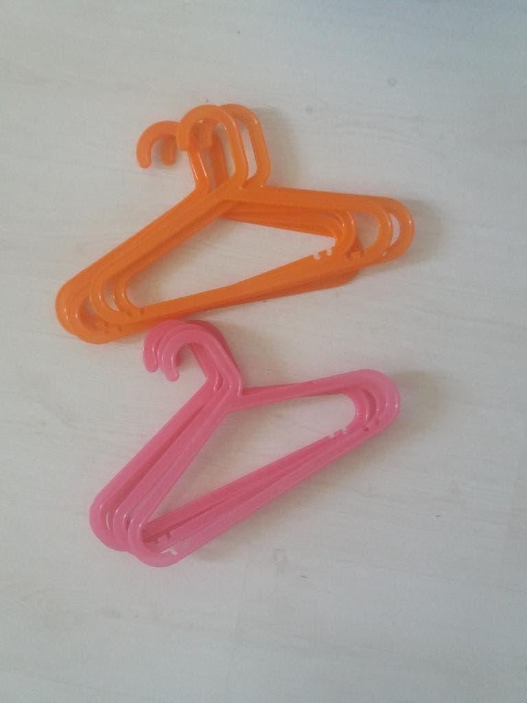 12 kledinghangers Ikea Bagis: roze en oranje, Kleding | Dames, Kledinghangers, Ophalen of Verzenden, Zo goed als nieuw, Kunststof