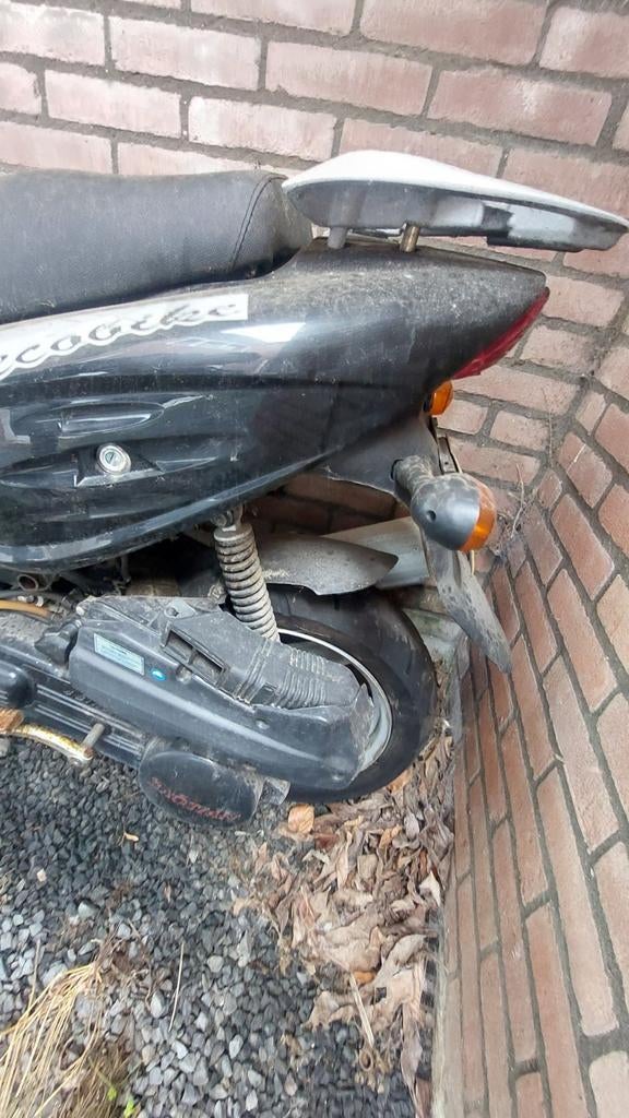 Twee scooters: SPX en Hyosung, opknappers, Ophalen