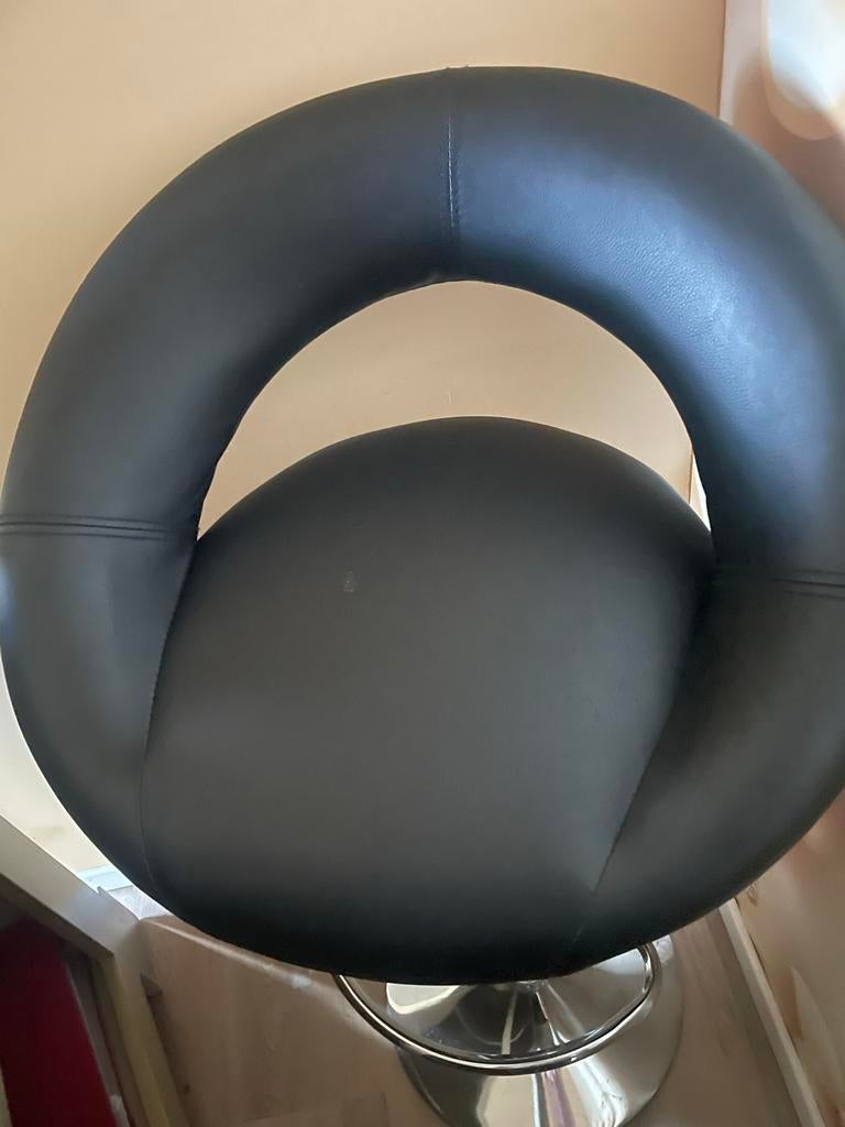 Verstelbare zwarte barkruk, Huis en Inrichting, Barkrukken, Kunststof, Gebruikt, In hoogte verstelbaar, 60 tot 90 cm