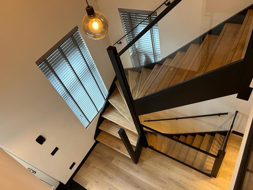 TRAPPENFIRMA (trappenfabriek, vaste houten trap op maat), Garantie, Timmerwerk of Zaagwerk