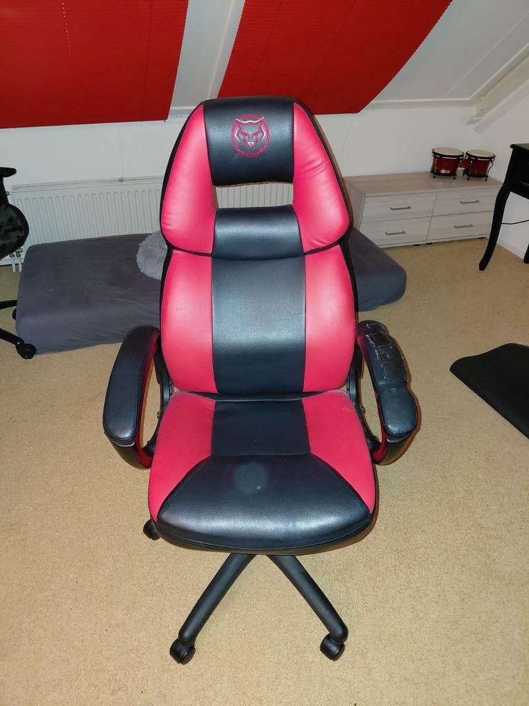 Rode bureaustoel met gebruikerssporen, Ophalen