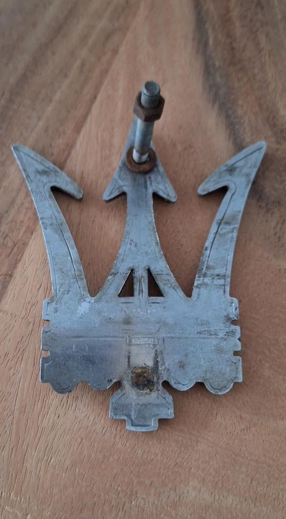 Vintage logo, grill logo, auto embleem van Maserati., Verzamelen, Ophalen of Verzenden, Gebruikt, Auto's