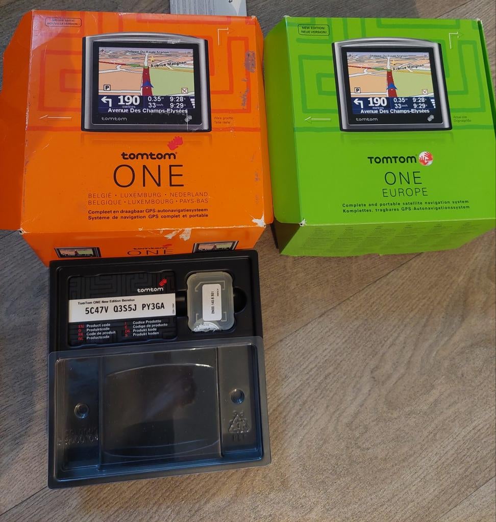 Twee TomTom navigatiesystemen met accessoires, Ophalen of Verzenden, Gebruikt