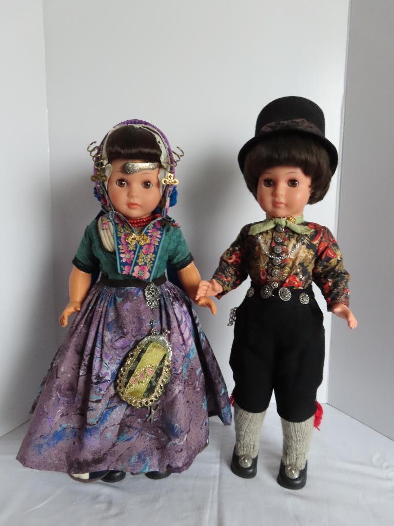 Wij verzorgen Klederdracht poppen Antiek of modern., Verzamelen, Poppen, Ophalen, Zo goed als nieuw, Pop