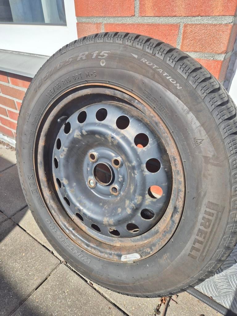Pirelli winterbanden op stalen velg, Ophalen, Gebruikt, 15 inch, Banden en Velgen
