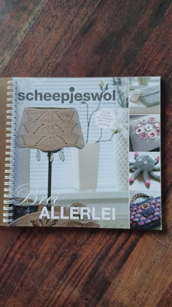 Scheepjeswol, leuke projecten om te haken en te breien, Ophalen of Verzenden, Zo goed als nieuw, Haken, Patroon of Boek