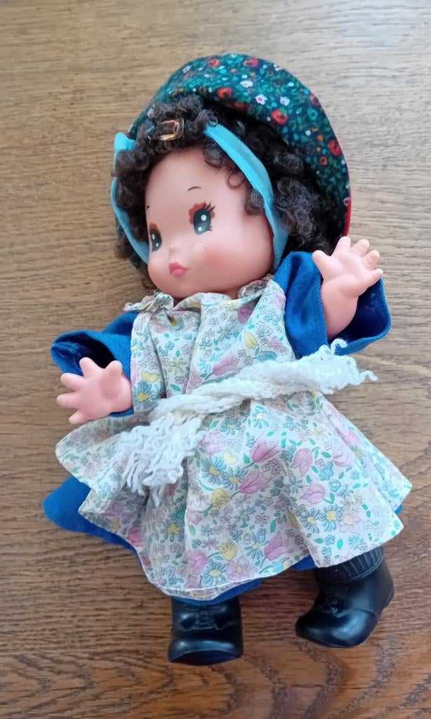 Stevige pop merk Effe 28 cm. Met kleren., Ophalen of Verzenden, Nieuw, Overige typen