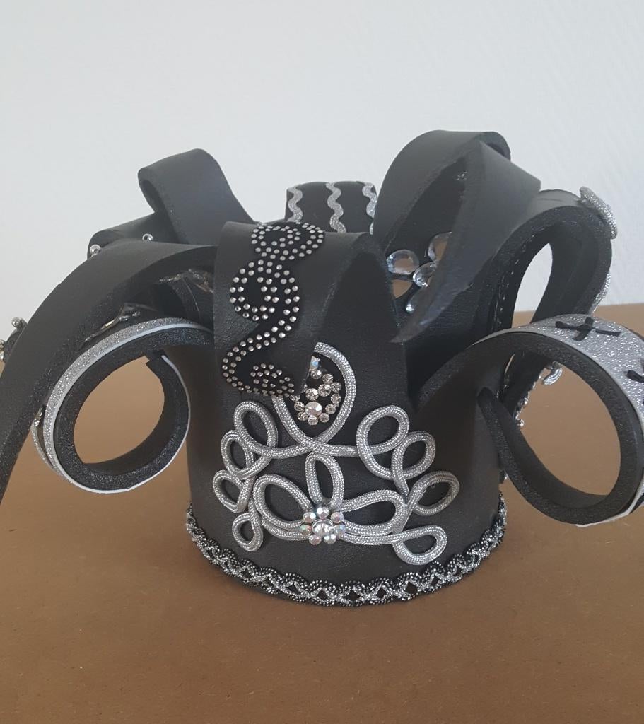 Zwarte zilveren foam hoed met veel bling bling, Ophalen of Verzenden, Zo goed als nieuw, Carnaval, Accessoires