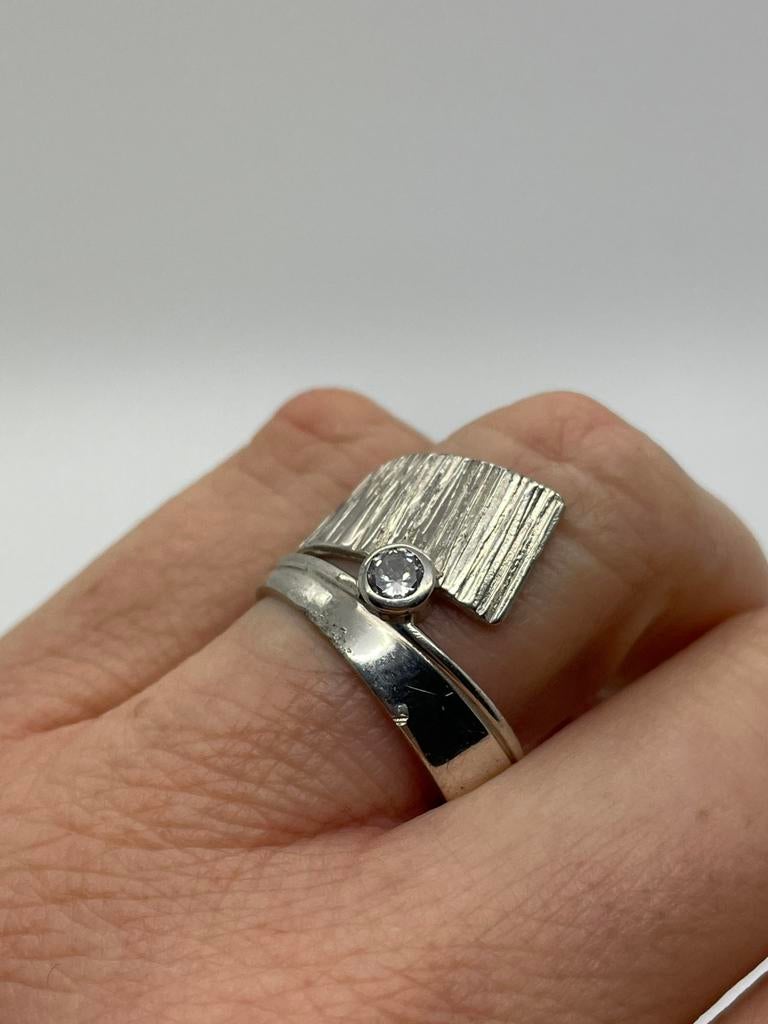 B455 Prachtige zilveren ring Finse stijl maat 18,5, Met kristal, 18 tot 19, Ophalen of Verzenden, X