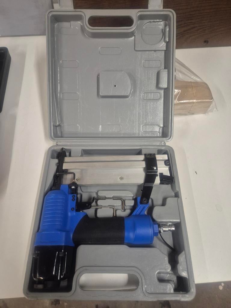 SF5040 tacker in koffer, Doe-het-zelf en Verbouw, Gereedschap | Handgereedschap, Gebruikt, Ophalen of Verzenden