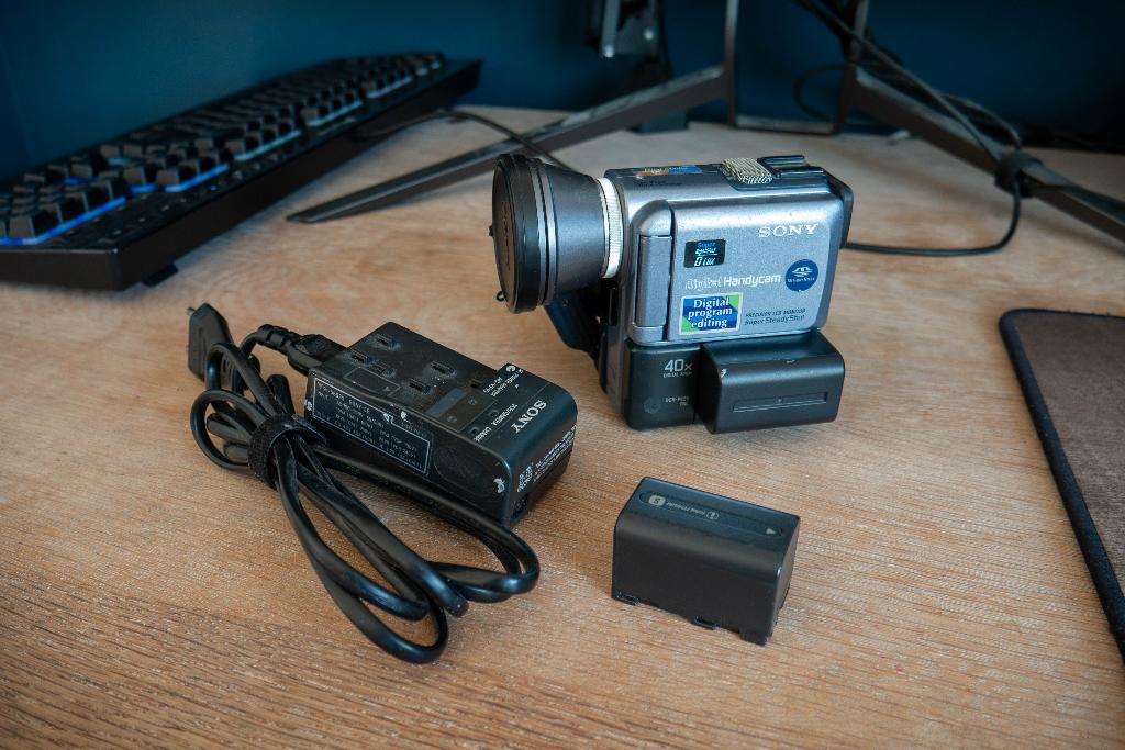 Sony Handycam DCR-PC5E MiniDV + Wide Lens & Extra Accu, Mini dv, Gebruikt, Sony, Camera