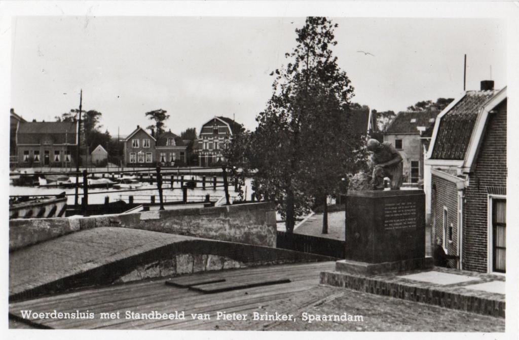 Spaarndam, Woerdensluis met Standbeeld. 3417, Verzamelen, Ansichtkaarten | Nederland, Verzenden, 1960 tot 1980, Ongelopen